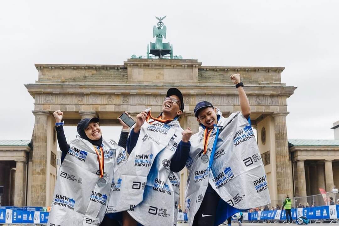 Kris Wahyudi (tengah) dan beberapa anggota Indo Sweat Camp mengikuti Berlin Marathon 2019.
